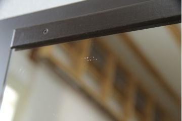洋服箪笥を屏風にリメイク!扉2枚を使用し、取っ手、ネクタイ掛けを取り外して二つ折り仕様の屏風に。塗装の剥げている部分や加工部分を着色して仕上げ。