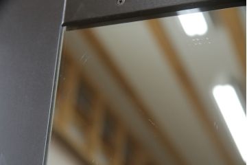 洋服箪笥を屏風にリメイク!扉2枚を使用し、取っ手、ネクタイ掛けを取り外して二つ折り仕様の屏風に。塗装の剥げている部分や加工部分を着色して仕上げ。