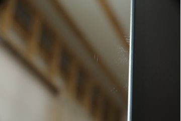 洋服箪笥を屏風にリメイク!扉2枚を使用し、取っ手、ネクタイ掛けを取り外して二つ折り仕様の屏風に。塗装の剥げている部分や加工部分を着色して仕上げ。
