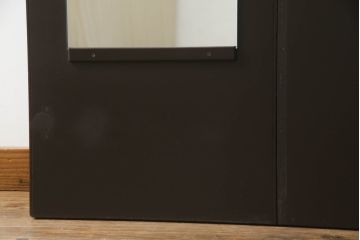 洋服箪笥を屏風にリメイク!扉2枚を使用し、取っ手、ネクタイ掛けを取り外して二つ折り仕様の屏風に。塗装の剥げている部分や加工部分を着色して仕上げ。