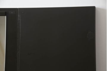洋服箪笥を屏風にリメイク!扉2枚を使用し、取っ手、ネクタイ掛けを取り外して二つ折り仕様の屏風に。塗装の剥げている部分や加工部分を着色して仕上げ。