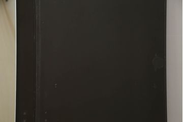 洋服箪笥を屏風にリメイク!扉2枚を使用し、取っ手、ネクタイ掛けを取り外して二つ折り仕様の屏風に。塗装の剥げている部分や加工部分を着色して仕上げ。