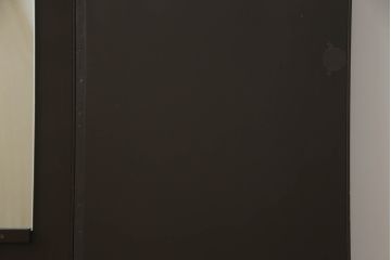 洋服箪笥を屏風にリメイク!扉2枚を使用し、取っ手、ネクタイ掛けを取り外して二つ折り仕様の屏風に。塗装の剥げている部分や加工部分を着色して仕上げ。