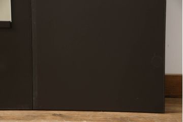 洋服箪笥を屏風にリメイク!扉2枚を使用し、取っ手、ネクタイ掛けを取り外して二つ折り仕様の屏風に。塗装の剥げている部分や加工部分を着色して仕上げ。