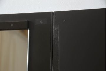 洋服箪笥を屏風にリメイク!扉2枚を使用し、取っ手、ネクタイ掛けを取り外して二つ折り仕様の屏風に。塗装の剥げている部分や加工部分を着色して仕上げ。