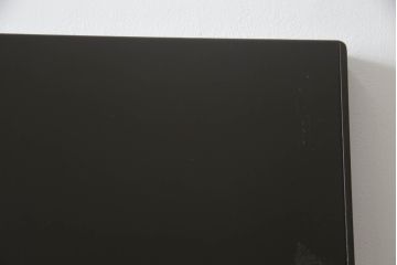 洋服箪笥を屏風にリメイク!扉2枚を使用し、取っ手、ネクタイ掛けを取り外して二つ折り仕様の屏風に。塗装の剥げている部分や加工部分を着色して仕上げ。