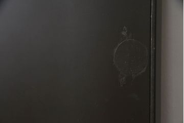 洋服箪笥を屏風にリメイク!扉2枚を使用し、取っ手、ネクタイ掛けを取り外して二つ折り仕様の屏風に。塗装の剥げている部分や加工部分を着色して仕上げ。