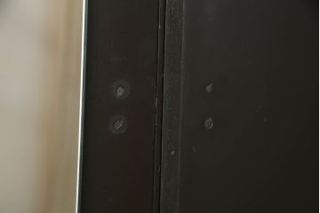 洋服箪笥を屏風にリメイク!扉2枚を使用し、取っ手、ネクタイ掛けを取り外して二つ折り仕様の屏風に。塗装の剥げている部分や加工部分を着色して仕上げ。