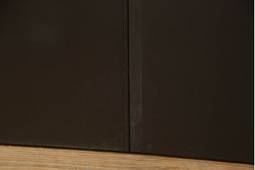 洋服箪笥を屏風にリメイク!扉2枚を使用し、取っ手、ネクタイ掛けを取り外して二つ折り仕様の屏風に。塗装の剥げている部分や加工部分を着色して仕上げ。
