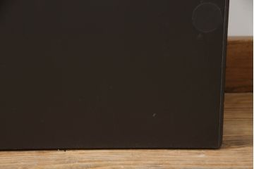 洋服箪笥を屏風にリメイク!扉2枚を使用し、取っ手、ネクタイ掛けを取り外して二つ折り仕様の屏風に。塗装の剥げている部分や加工部分を着色して仕上げ。
