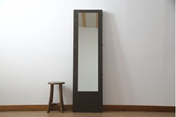 洋服箪笥を屏風にリメイク!扉2枚を使用し、取っ手、ネクタイ掛けを取り外して二つ折り仕様の屏風に。塗装の剥げている部分や加工部分を着色して仕上げ。
