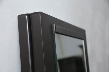 洋服箪笥を屏風にリメイク!扉2枚を使用し、取っ手、ネクタイ掛けを取り外して二つ折り仕様の屏風に。塗装の剥げている部分や加工部分を着色して仕上げ。