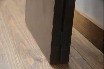 洋服箪笥を屏風にリメイク!扉2枚を使用し、取っ手、ネクタイ掛けを取り外して二つ折り仕様の屏風に。塗装の剥げている部分や加工部分を着色して仕上げ。