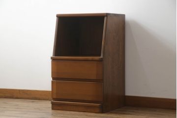 箪笥をサイドキャビネットとチェストにリメイク!上部2杯は新たに制作したオープンラックの引き出しにし、サイドキャビネットに加工。下部4杯は箪笥の天板を移設し、チェストに。いずれも現状の色味をベースに着色仕上げ。