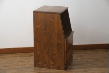 箪笥をサイドキャビネットとチェストにリメイク!上部2杯は新たに制作したオープンラックの引き出しにし、サイドキャビネットに加工。下部4杯は箪笥の天板を移設し、チェストに。いずれも現状の色味をベースに着色仕上げ。