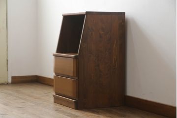 箪笥をサイドキャビネットとチェストにリメイク!上部2杯は新たに制作したオープンラックの引き出しにし、サイドキャビネットに加工。下部4杯は箪笥の天板を移設し、チェストに。いずれも現状の色味をベースに着色仕上げ。