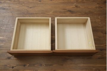 箪笥をサイドキャビネットとチェストにリメイク!上部2杯は新たに制作したオープンラックの引き出しにし、サイドキャビネットに加工。下部4杯は箪笥の天板を移設し、チェストに。いずれも現状の色味をベースに着色仕上げ。