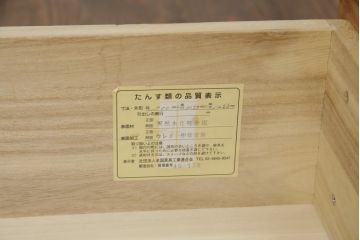 箪笥をサイドキャビネットとチェストにリメイク!上部2杯は新たに制作したオープンラックの引き出しにし、サイドキャビネットに加工。下部4杯は箪笥の天板を移設し、チェストに。いずれも現状の色味をベースに着色仕上げ。