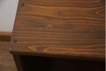 箪笥をサイドキャビネットとチェストにリメイク!上部2杯は新たに制作したオープンラックの引き出しにし、サイドキャビネットに加工。下部4杯は箪笥の天板を移設し、チェストに。いずれも現状の色味をベースに着色仕上げ。
