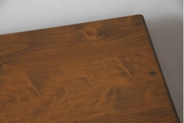 箪笥をサイドキャビネットとチェストにリメイク!上部2杯は新たに制作したオープンラックの引き出しにし、サイドキャビネットに加工。下部4杯は箪笥の天板を移設し、チェストに。いずれも現状の色味をベースに着色仕上げ。
