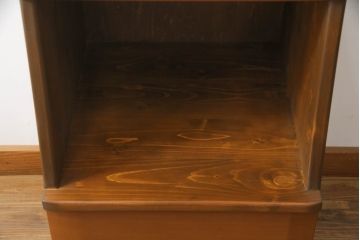 箪笥をサイドキャビネットとチェストにリメイク!上部2杯は新たに制作したオープンラックの引き出しにし、サイドキャビネットに加工。下部4杯は箪笥の天板を移設し、チェストに。いずれも現状の色味をベースに着色仕上げ。