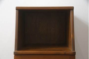 箪笥をサイドキャビネットとチェストにリメイク!上部2杯は新たに制作したオープンラックの引き出しにし、サイドキャビネットに加工。下部4杯は箪笥の天板を移設し、チェストに。いずれも現状の色味をベースに着色仕上げ。