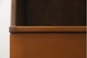 箪笥をサイドキャビネットとチェストにリメイク!上部2杯は新たに制作したオープンラックの引き出しにし、サイドキャビネットに加工。下部4杯は箪笥の天板を移設し、チェストに。いずれも現状の色味をベースに着色仕上げ。