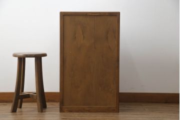 箪笥をサイドキャビネットとチェストにリメイク!上部2杯は新たに制作したオープンラックの引き出しにし、サイドキャビネットに加工。下部4杯は箪笥の天板を移設し、チェストに。いずれも現状の色味をベースに着色仕上げ。