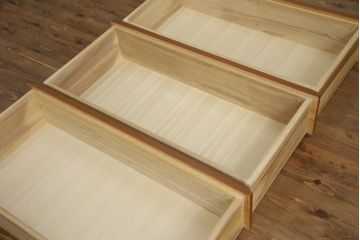 箪笥をサイドキャビネットとチェストにリメイク!上部2杯は新たに制作したオープンラックの引き出しにし、サイドキャビネットに加工。下部4杯は箪笥の天板を移設し、チェストに。いずれも現状の色味をベースに着色仕上げ。
