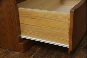 箪笥をサイドキャビネットとチェストにリメイク!上部2杯は新たに制作したオープンラックの引き出しにし、サイドキャビネットに加工。下部4杯は箪笥の天板を移設し、チェストに。いずれも現状の色味をベースに着色仕上げ。