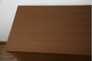 箪笥をサイドキャビネットとチェストにリメイク!上部2杯は新たに制作したオープンラックの引き出しにし、サイドキャビネットに加工。下部4杯は箪笥の天板を移設し、チェストに。いずれも現状の色味をベースに着色仕上げ。