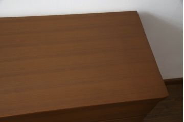 箪笥をサイドキャビネットとチェストにリメイク!上部2杯は新たに制作したオープンラックの引き出しにし、サイドキャビネットに加工。下部4杯は箪笥の天板を移設し、チェストに。いずれも現状の色味をベースに着色仕上げ。