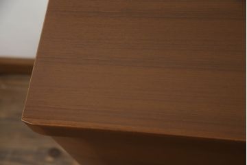 箪笥をサイドキャビネットとチェストにリメイク!上部2杯は新たに制作したオープンラックの引き出しにし、サイドキャビネットに加工。下部4杯は箪笥の天板を移設し、チェストに。いずれも現状の色味をベースに着色仕上げ。