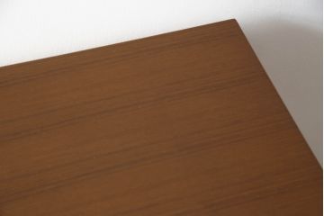 箪笥をサイドキャビネットとチェストにリメイク!上部2杯は新たに制作したオープンラックの引き出しにし、サイドキャビネットに加工。下部4杯は箪笥の天板を移設し、チェストに。いずれも現状の色味をベースに着色仕上げ。