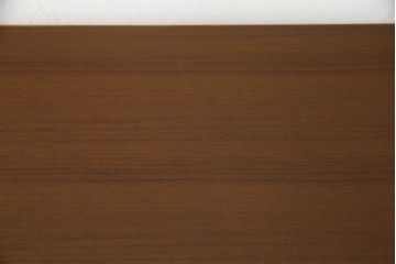 箪笥をサイドキャビネットとチェストにリメイク!上部2杯は新たに制作したオープンラックの引き出しにし、サイドキャビネットに加工。下部4杯は箪笥の天板を移設し、チェストに。いずれも現状の色味をベースに着色仕上げ。