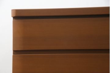 箪笥をサイドキャビネットとチェストにリメイク!上部2杯は新たに制作したオープンラックの引き出しにし、サイドキャビネットに加工。下部4杯は箪笥の天板を移設し、チェストに。いずれも現状の色味をベースに着色仕上げ。