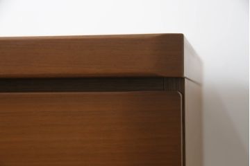 箪笥をサイドキャビネットとチェストにリメイク!上部2杯は新たに制作したオープンラックの引き出しにし、サイドキャビネットに加工。下部4杯は箪笥の天板を移設し、チェストに。いずれも現状の色味をベースに着色仕上げ。