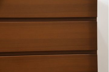箪笥をサイドキャビネットとチェストにリメイク!上部2杯は新たに制作したオープンラックの引き出しにし、サイドキャビネットに加工。下部4杯は箪笥の天板を移設し、チェストに。いずれも現状の色味をベースに着色仕上げ。