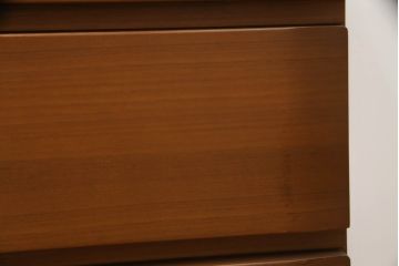 箪笥をサイドキャビネットとチェストにリメイク!上部2杯は新たに制作したオープンラックの引き出しにし、サイドキャビネットに加工。下部4杯は箪笥の天板を移設し、チェストに。いずれも現状の色味をベースに着色仕上げ。