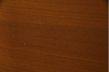箪笥をサイドキャビネットとチェストにリメイク!上部2杯は新たに制作したオープンラックの引き出しにし、サイドキャビネットに加工。下部4杯は箪笥の天板を移設し、チェストに。いずれも現状の色味をベースに着色仕上げ。