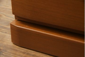 箪笥をサイドキャビネットとチェストにリメイク!上部2杯は新たに制作したオープンラックの引き出しにし、サイドキャビネットに加工。下部4杯は箪笥の天板を移設し、チェストに。いずれも現状の色味をベースに着色仕上げ。