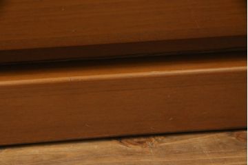箪笥をサイドキャビネットとチェストにリメイク!上部2杯は新たに制作したオープンラックの引き出しにし、サイドキャビネットに加工。下部4杯は箪笥の天板を移設し、チェストに。いずれも現状の色味をベースに着色仕上げ。
