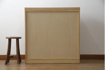 箪笥をサイドキャビネットとチェストにリメイク!上部2杯は新たに制作したオープンラックの引き出しにし、サイドキャビネットに加工。下部4杯は箪笥の天板を移設し、チェストに。いずれも現状の色味をベースに着色仕上げ。