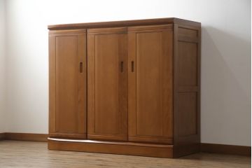 洋服箪笥を戸棚にリメイク!高さをカットし天板を強化。内部の鏡やネクタイ掛け等を取り外し、棚を追加。