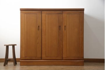 洋服箪笥を戸棚にリメイク!高さをカットし天板を強化。内部の鏡やネクタイ掛け等を取り外し、棚を追加。
