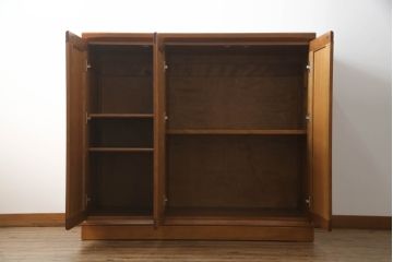 洋服箪笥を戸棚にリメイク!高さをカットし天板を強化。内部の鏡やネクタイ掛け等を取り外し、棚を追加。