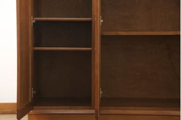洋服箪笥を戸棚にリメイク!高さをカットし天板を強化。内部の鏡やネクタイ掛け等を取り外し、棚を追加。