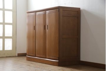 洋服箪笥を戸棚にリメイク!高さをカットし天板を強化。内部の鏡やネクタイ掛け等を取り外し、棚を追加。