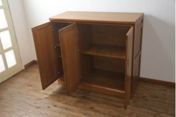 洋服箪笥を戸棚にリメイク!高さをカットし天板を強化。内部の鏡やネクタイ掛け等を取り外し、棚を追加。