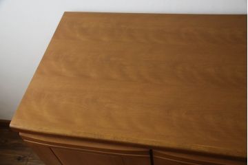 洋服箪笥を戸棚にリメイク!高さをカットし天板を強化。内部の鏡やネクタイ掛け等を取り外し、棚を追加。
